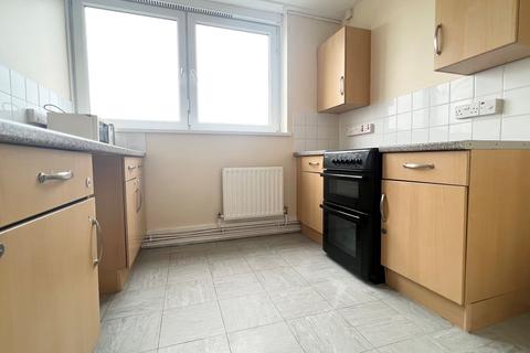 2 bedroom flat to rent, The Oaks, London