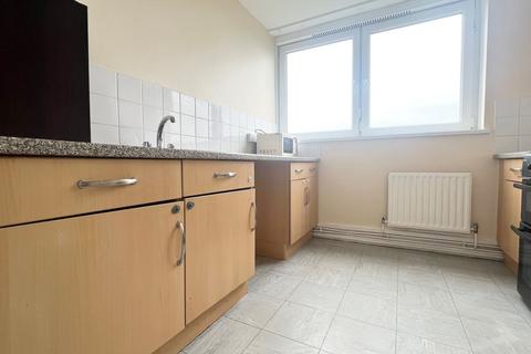 2 bedroom flat to rent, The Oaks, London