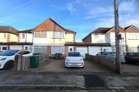 3 bedroom terraced house to rent, Harrow Road, Feltham TW14