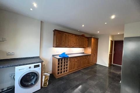 3 bedroom terraced house to rent, Harrow Road, Feltham TW14