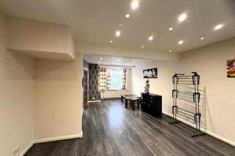 3 bedroom terraced house to rent, Harrow Road, Feltham TW14