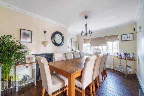 70 Crossways, Romford, RM2 6AS