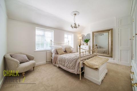 70 Crossways, Romford, RM2 6AS
