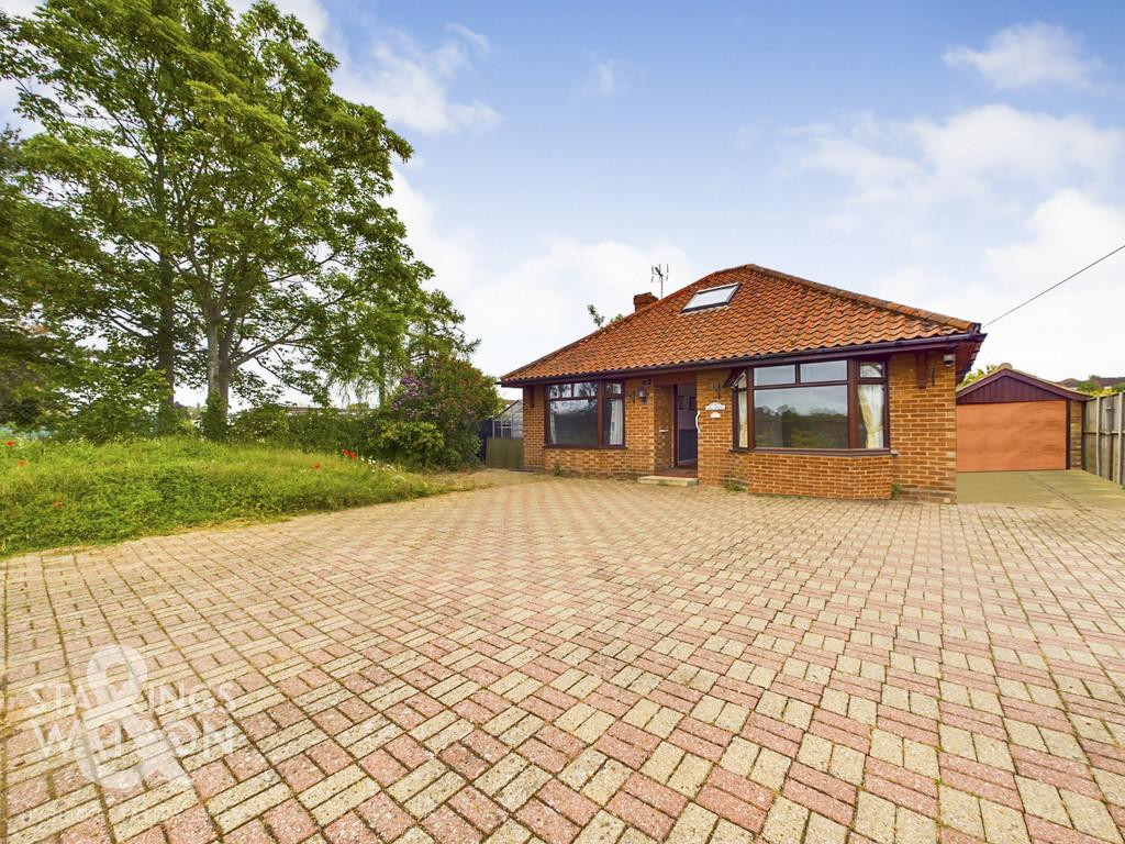 Hillside Road East, Bungay 3 bed chalet for sale £335,000