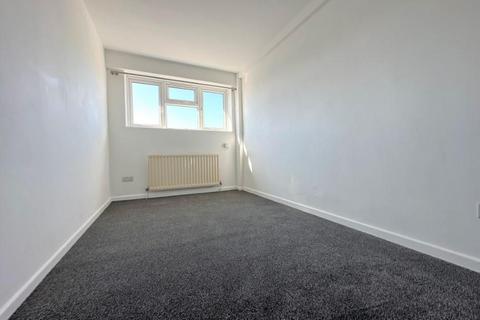 3 bedroom apartment to rent, Sundon Park Parade, Sundon Park Road, Luton, LU3 3BH