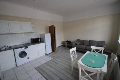 2 bedroom flat to rent, Finchley Road, London, NW11