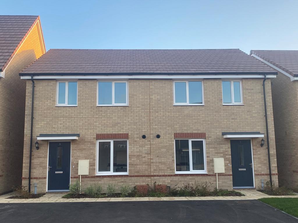 10 Somerville Drive, Clipstone Park, Leighton Buzzard, LU7 2 bed semi