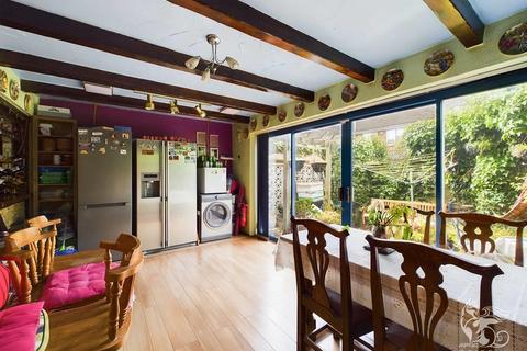 3 bedroom house for sale - Tangmere Crescent, Hornchurch