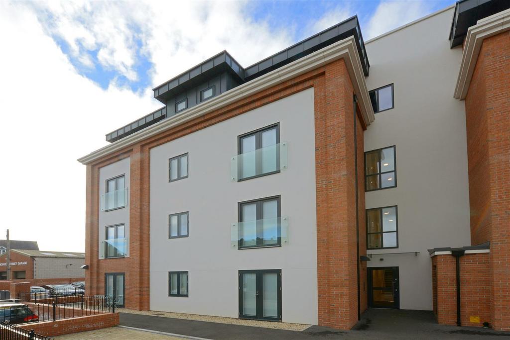 Albury Place, off St. Michaels Street, Shrewsbury 2 bed apartment £