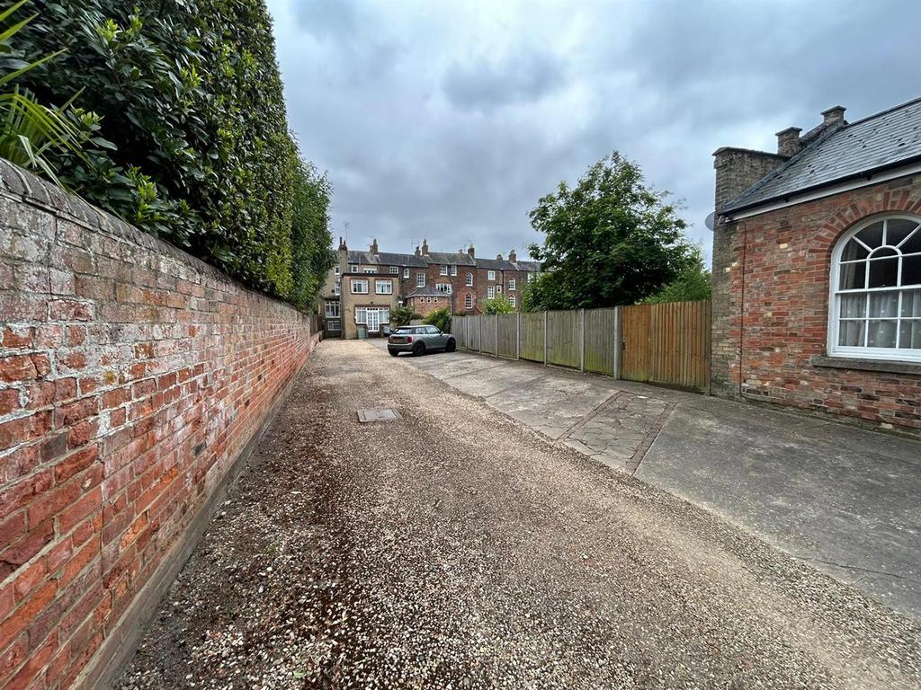 15 london road driveway.jpg