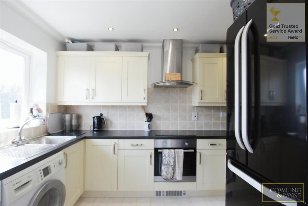 Hodgson Way, Wickford 2 bed apartment £225,000