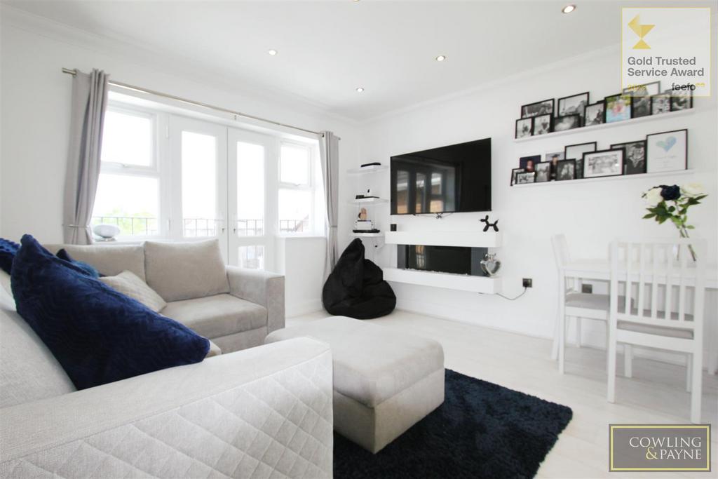 Hodgson Way, Wickford 2 bed apartment £225,000