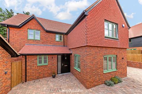 4 bedroom detached house for sale - Chiltern Hills Close, Aldbury, Tring