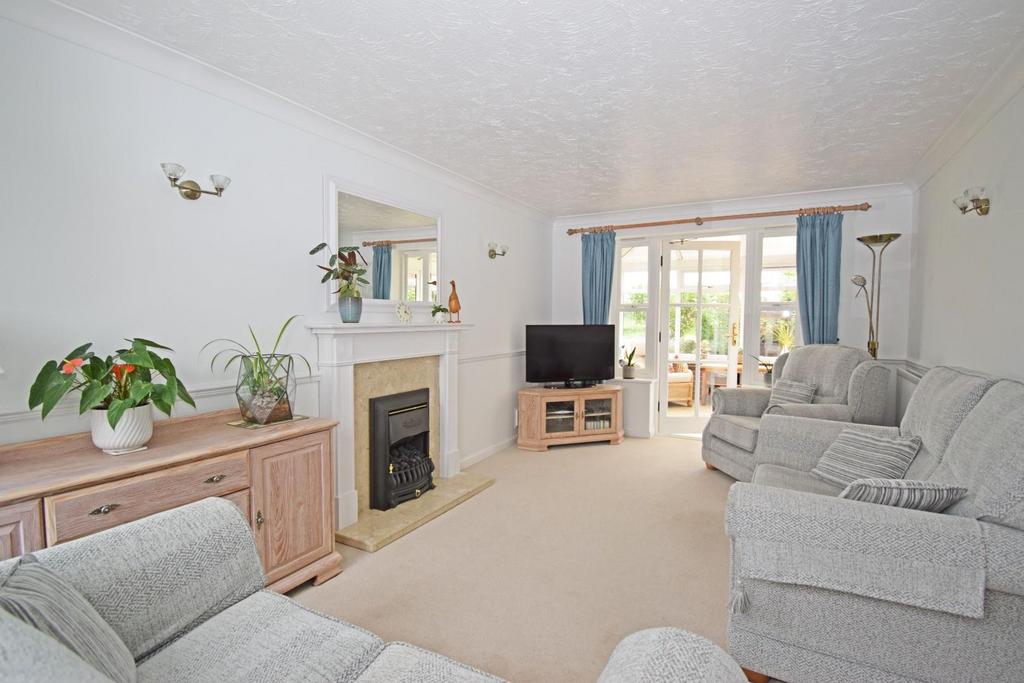 42 Parkstone Avenue, Hilltop, Bromsgrove, Worcestershire, B61 7NS 3 bed