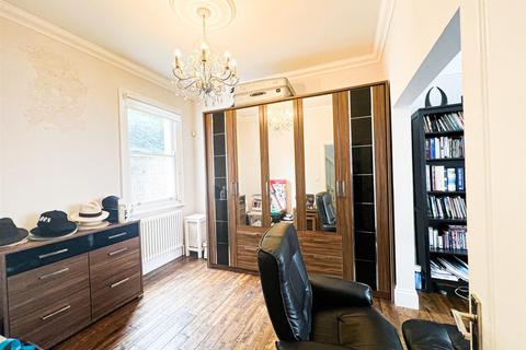 4 bedroom semi-detached house for sale - Chingford Avenue, Chingford