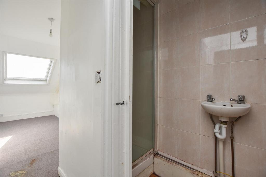 Bedroom/shower room