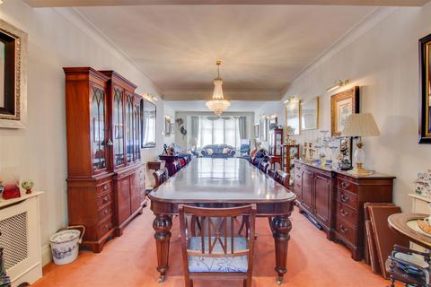 31 Minchenden Crescent, London, N14 7EJ