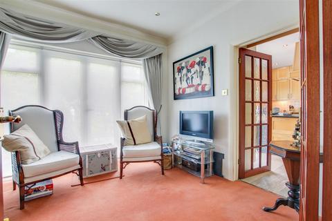 31 Minchenden Crescent, London, N14 7EJ