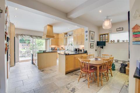 31 Minchenden Crescent, London, N14 7EJ