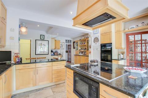 31 Minchenden Crescent, London, N14 7EJ