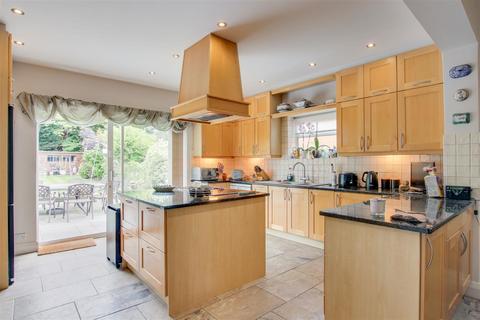 31 Minchenden Crescent, London, N14 7EJ