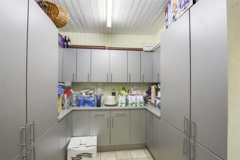 31 Minchenden Crescent, London, N14 7EJ