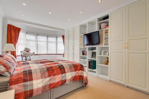 31 Minchenden Crescent, London, N14 7EJ