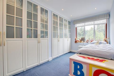 31 Minchenden Crescent, London, N14 7EJ