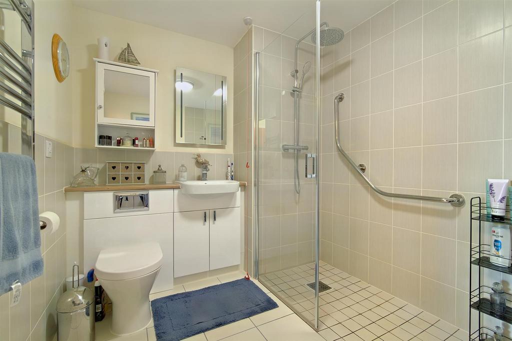 En suite shower room: