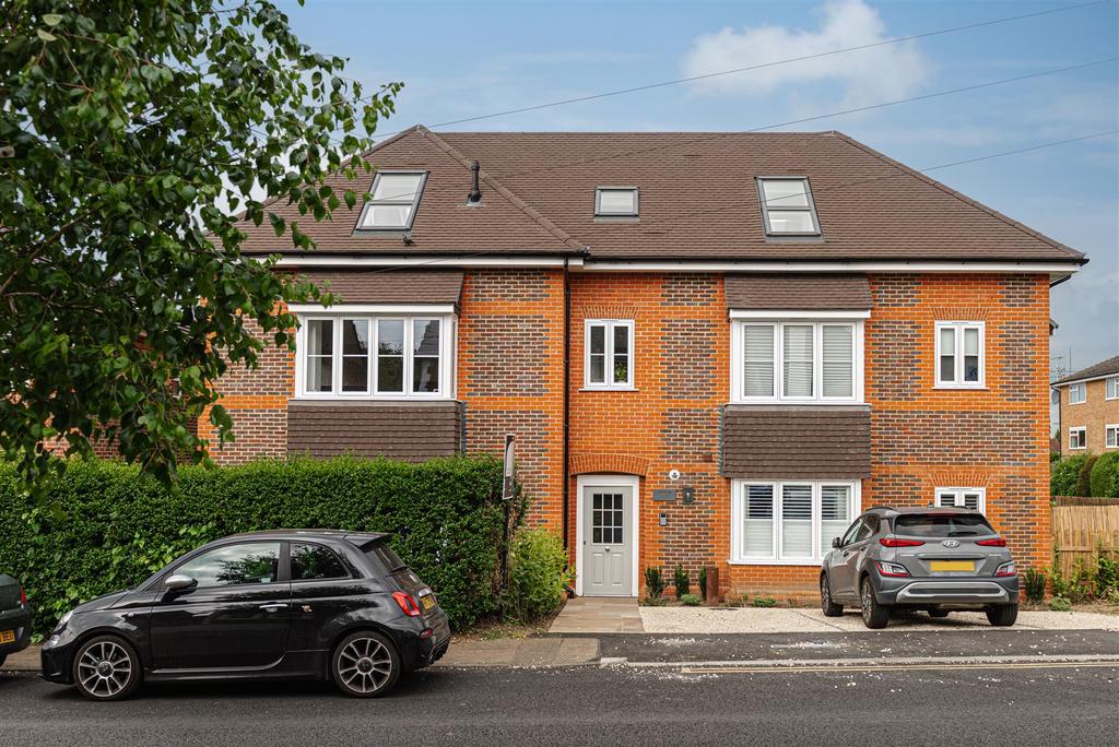 Trophy House, Reigate 2 bed apartment £1,700 pcm (£392 pw)