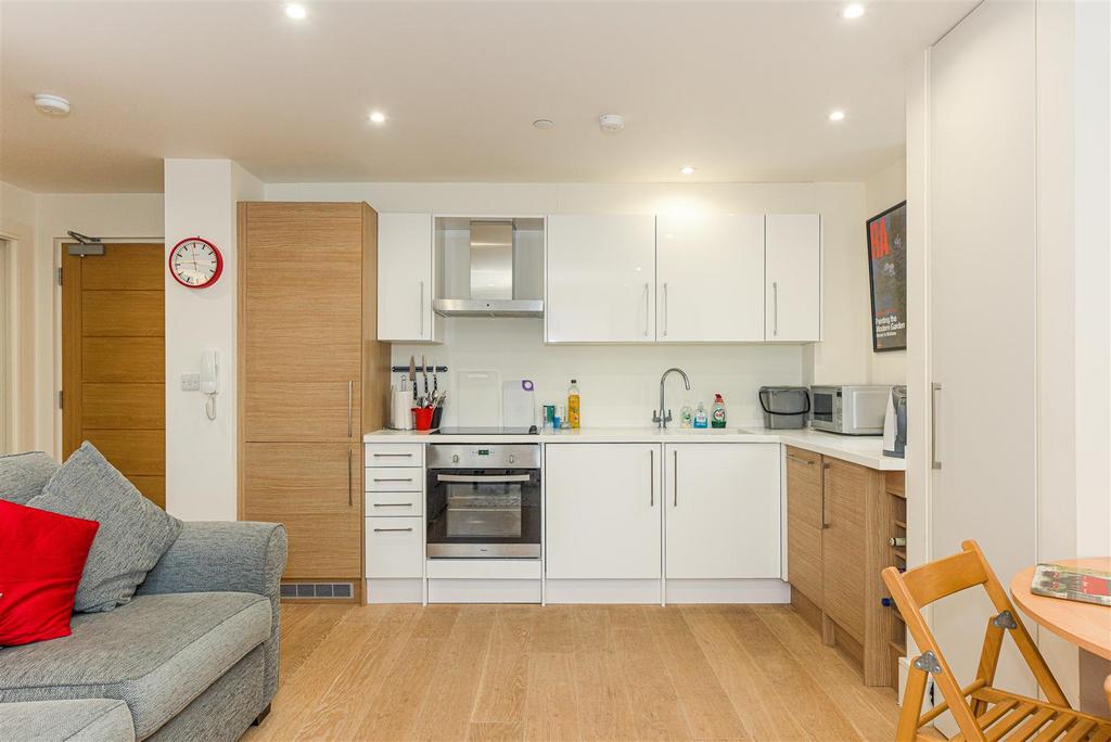 Hooley Lane, Redhill 1 bed apartment £1,200 pcm (£277 pw)