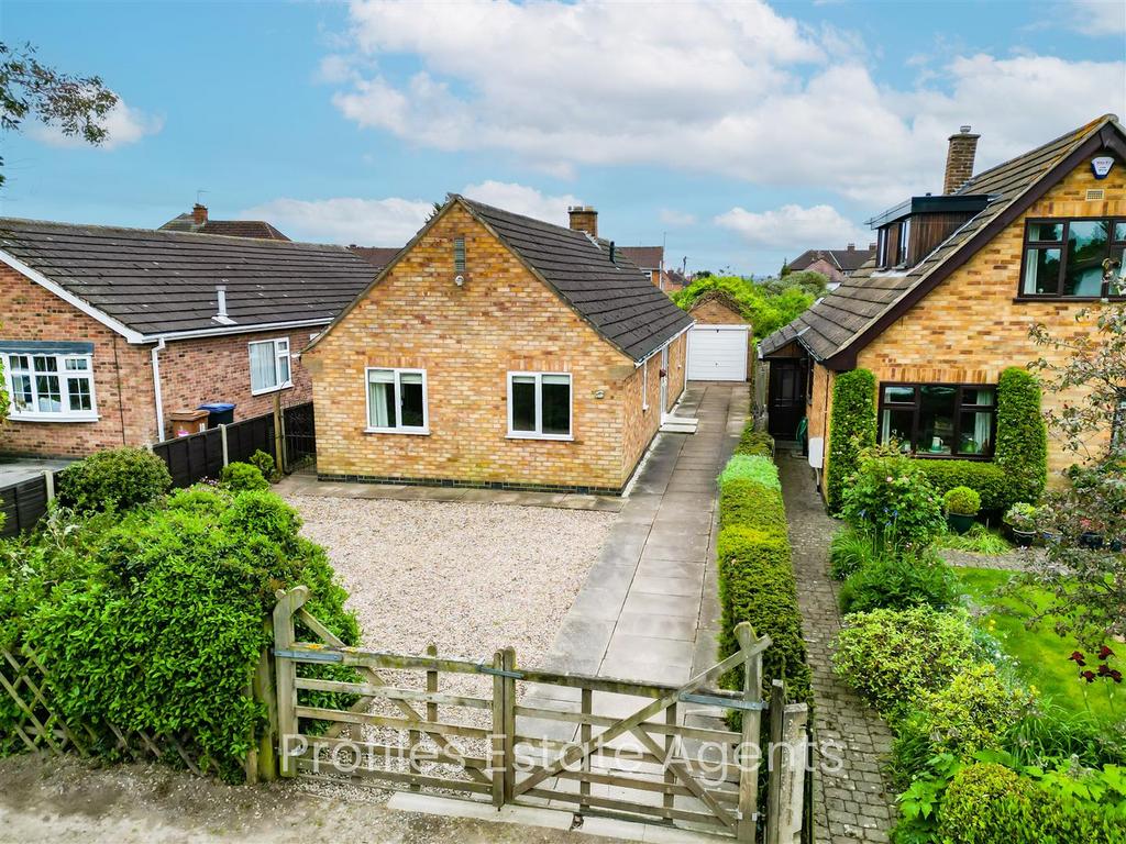 Hays Lane, Hinckley 2 bed detached bungalow £950 pcm (£219 pw)