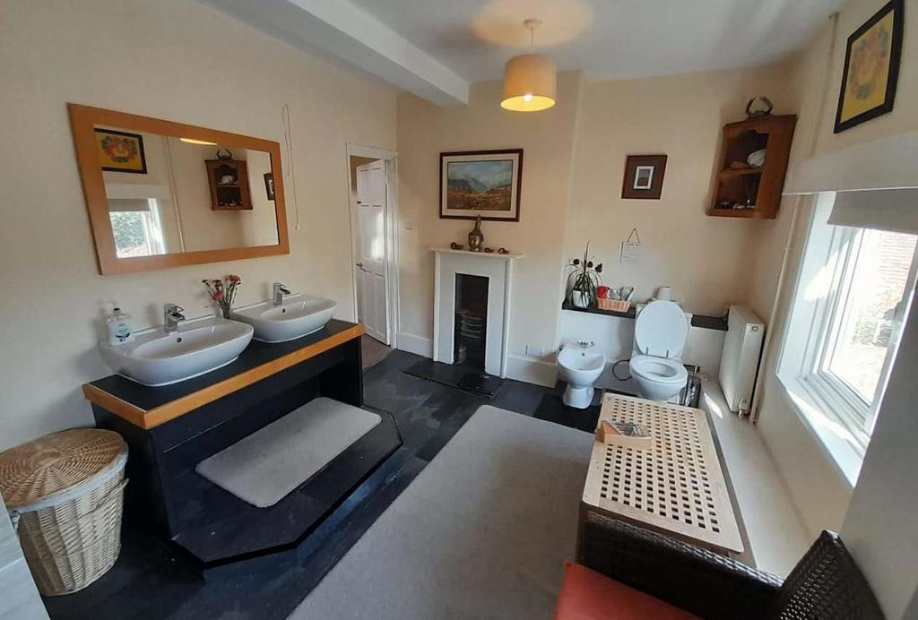 Upstairs bathroom 1.jpg