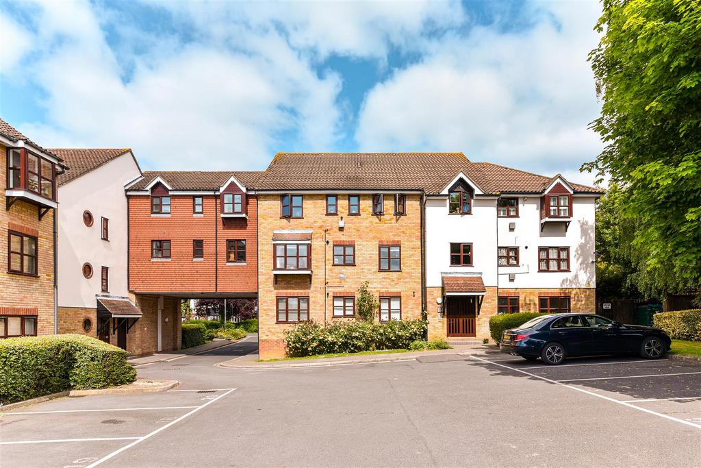 Lea Court, North Chingford 1 bed property for sale £290,000