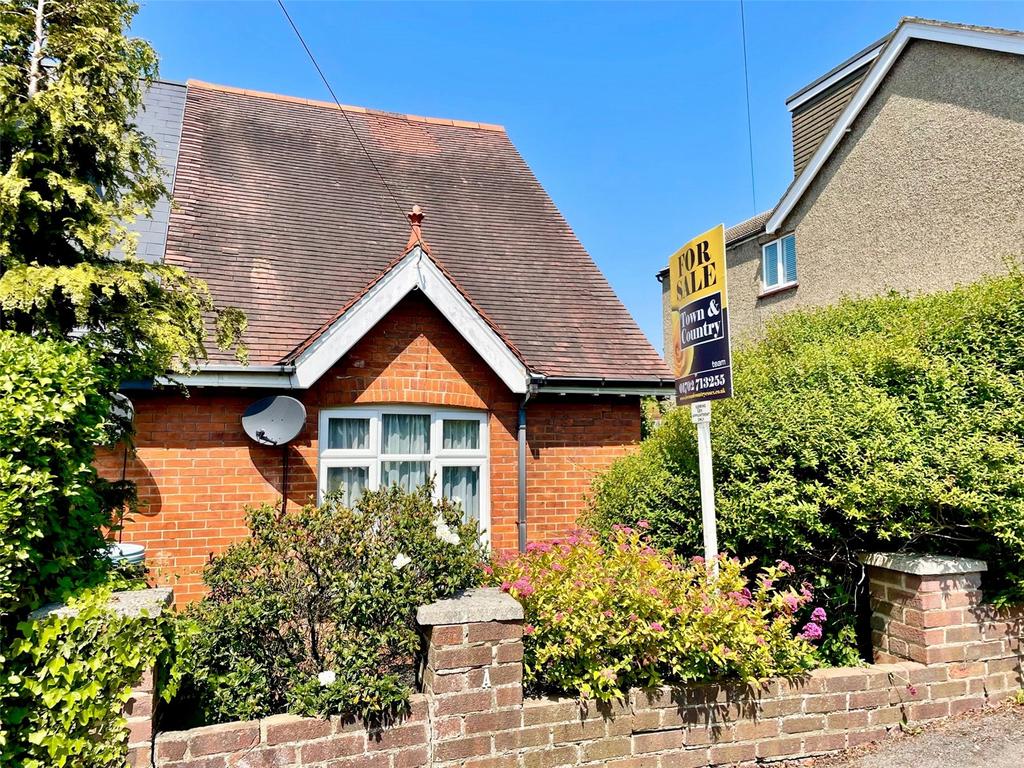 Crown Hill, Rayleigh, Essex, SS6 3 bed semidetached house for sale £