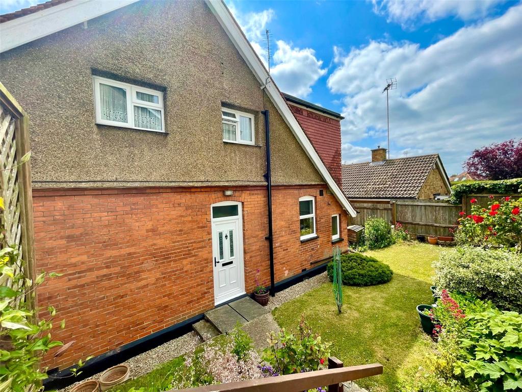 Crown Hill, Rayleigh, Essex, SS6 3 bed semidetached house for sale £