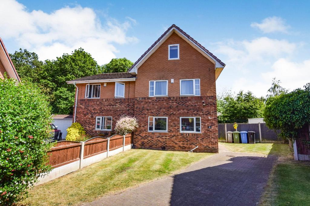 Carrfield Avenue, Timperley, Altrincham, Cheshire, WA15 4 bed semi
