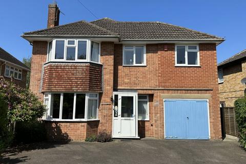 4 bedroom detached house for sale, Half Moon Crescent, Oadby, LE2