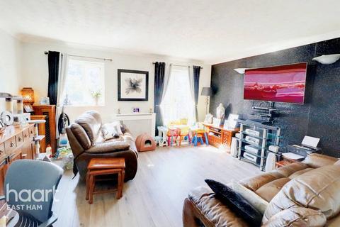 18 Valiant Way, London, E6 5XN