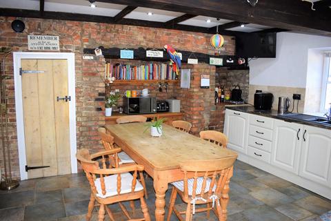 4 bedroom cottage for sale, High Street, Snitterby, DN21