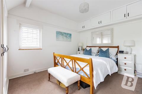 41 Heath Drive, Romford, RM2 5QJ