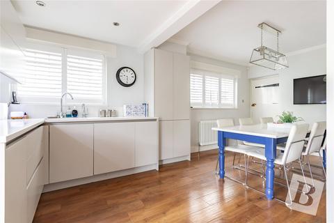 41 Heath Drive, Romford, RM2 5QJ