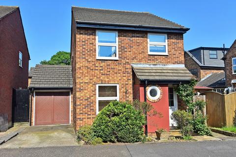 3 Locksmeade Road, Richmond, TW10 7YT