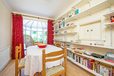 3 Locksmeade Road, Richmond, TW10 7YT