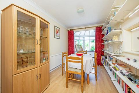 3 Locksmeade Road, Richmond, TW10 7YT