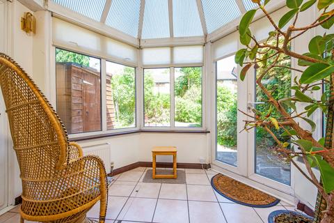 3 Locksmeade Road, Richmond, TW10 7YT
