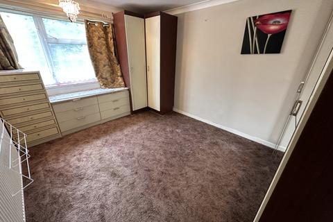 2 bedroom bungalow to rent, Denbigh Close,  Southall, UB1