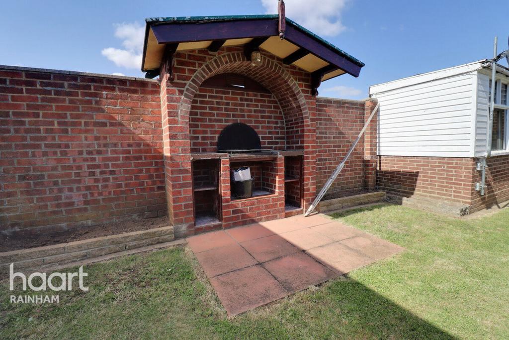 Lake Avenue, Rainham 2 bed bungalow for sale £400,000