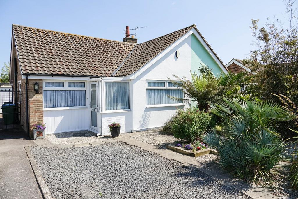 Pagham, Bognor Regis 2 bed semidetached bungalow for sale £350,000