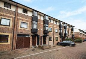 2 bed flat to rent in E14